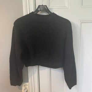 Svart stickad tröja - Svart stickad tröja som är kortare i modellen❤️