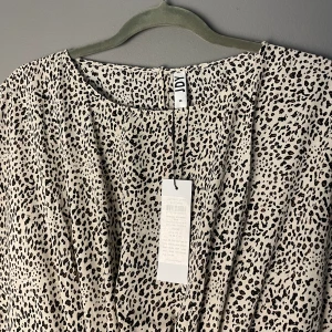 Klänning Jacqueline de Yong - Fin klänning med dragkedja i sidan. Köpt till fest men blev inte använd så nu säljer jag den. 