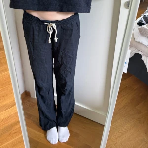 Roxy linnebyxor - Välanvända men inga defekter och i fint skick! Säljer då de blivit för stora 
