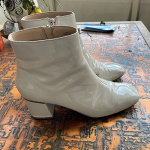 Vita lackskor  - Vita lackskor i okej skick, de har några repor, se bilderna! Meeen det är inget som hindrar dem från att vara assnygga fortfarande.