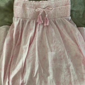 långkjol - använd 1 gång, storlek 170 men passar mig som i vanliga fall brukar ha S/M💓inga defekter förutom att några pärlor har lossnat på ena snöret, men inget som syns!