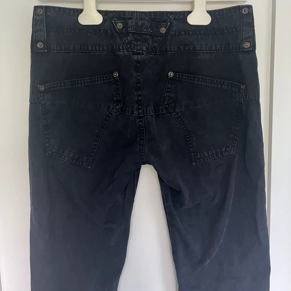 Lågmidjade svarta byxor från Hunkydory med coola detaljer och fickor! Säljs pga för små för mig💓. Jeans & Byxor.