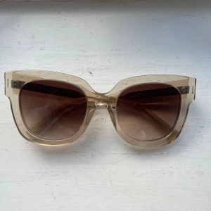 Solglasögon - Säljer mina chimi glasögon i storlek 08 och i färgen ecru. Köpta för 1200kr