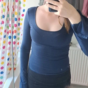 långärmad gina tröja - Mörkblå tröja från gina med slits💋 Jätteskön och knappt använd •Pris kan diskuteras 