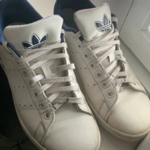 Stan smith adidas blå - Bra skick har ett litet hål i botten på sulan behövs tvätt kan gå ner i pris  