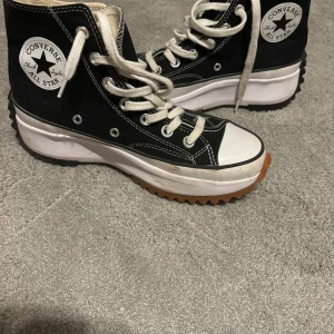 Converse - Ett par converse skor som har knappt används   