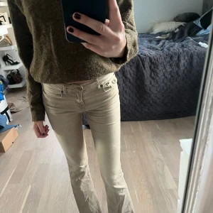 Lois lågmidjade jeans - Superfina beiga lågmidjade bootcut jeans från lois i storlek W25 L32, dock väldigt stretchiga, köptes för runt 2000 kr, säljer för 800 kr 