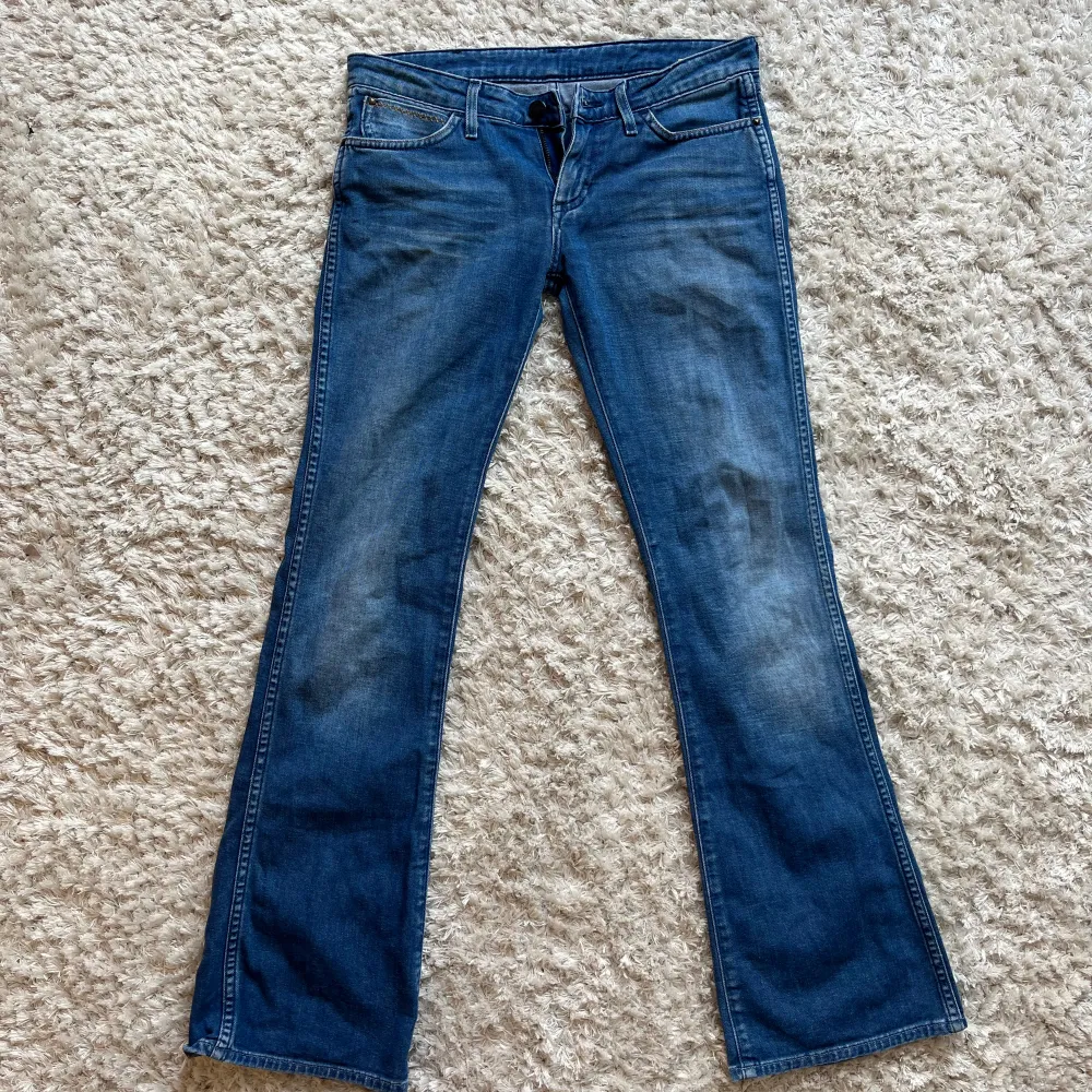 Fina lågmidjade jeans i bra skick. Midjemått: 38 cm Innerbenslängd: 77 cm. Jeans & Byxor.