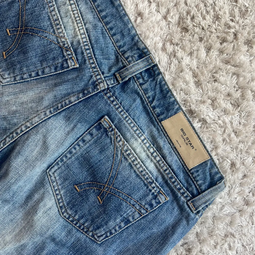 Snygga lågmidjade jeans i fint skick. Midjemått: 44cm Innerbenslängd : 72 cm. Jeans & Byxor.
