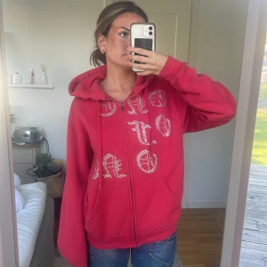 One of one zip up - Jätte fin zip up hoodie från one of one! Limited edition går ej att köpa längre, säljer då jag inte har någon användning av den längre :) Mycket bra skick