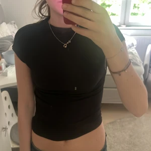 Tipp - Svart topp som sitter så fint på kroppen