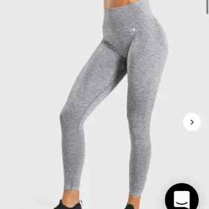 Gymshark tights - Säljer mina gråa gymshark i storlek xs/s. De är i bra skick förutom att det finns två små hål på ett ställe i vaden som knappt syns. Det kan man lätt sy igen