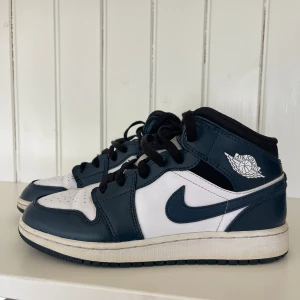 Jordan 1 mid  - Säljer dessa jättefina jordans i färgen ”Dark Teal” då de tyvärr inte kommer till användning längre. Köpta på PardonMyKicks i Göteborg för 2499kr. Säljer för ca 500 men priset går att diskuteras. storlek 36,5💖