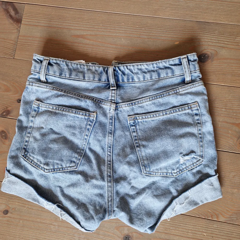 Ljusa jeansshorts köpta på HM divided för två år sen, aldrig använda.. Shorts.