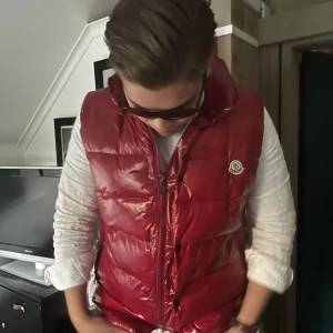 Moncler röd vest - Storlek L nfc kod  Nyskick 
