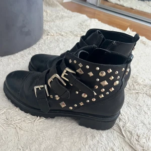 Coola boots  - Säljer dessa coola steve madden boots!!⭐️Jättebra skick! Nypris ca 1500kr