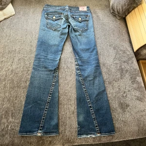 True religion jeans - 🔻Inga bilder på pga små🔻True religion jeans som är bootcut🩷 Jeansen har skador (se bild  2,3,4,5) det är hål igenom från baksidan till framsidan men inget man tänker på tycker jag🩷Midjebredd är 35 cm och innerbenlängd är 82 cm📏