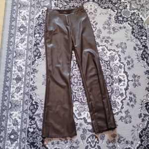 Fina byxor från HM i storleken 160 12/13 - Använda men inget skadat en liten fläck som går säkert bort i tvätten annars jete snygga och fina byxor