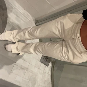 Kostymbyxor - Kostymbyxor från bikbok, storlek 36. Smått noppriga i knävecken , men Inget man tänker på. Nypris 499 kr