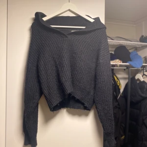 Stickad tröja  - Svart stickad, lite kortare tröja. Lite ”luddig” eller hur man ska förklara, kolla bilder.