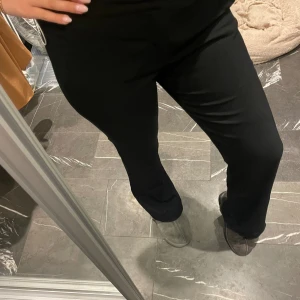 Lågmidjade kostymbyxor - Supersnygga lågmidjade kostymbyxor i bootcut modell från Zara, storlek M