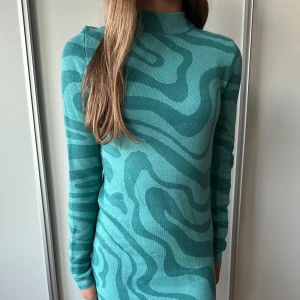 Turkos långärmad klänning 🩵 - Väldigt fin klänning från H&M, som tyvärr inte kommit till användning. 