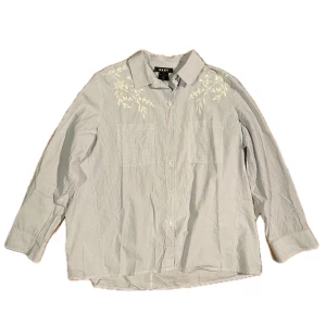 Vintage skjorta - Mycket fint skick, broderier på fram- och baksida. Perfekta plagget till sommaren. Vit- och blårandig