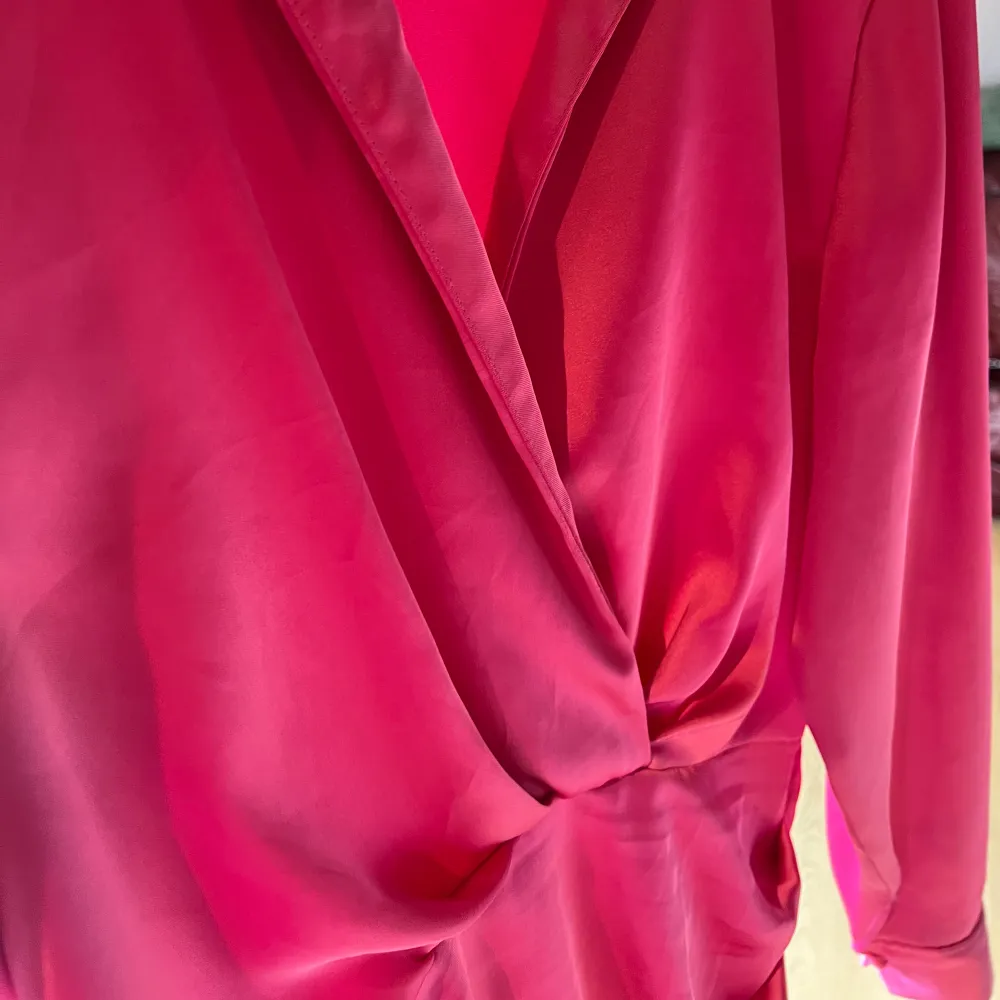 Säljer nu denna rosa Satinklänning från zara då den inte kommer till användning. Använde den bara 2 gånger förra sommaren så skicket är väldigt bra💕 kom gärna med bud!💅🏼. Klänningar.