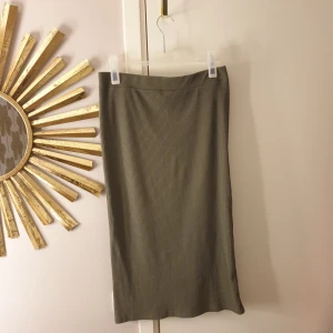 Kjol - Kjol i midilängd ungefär