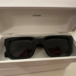 Solglasögon Chimi 05 - Solglasögon från Chimi i modellen 05 black. Använda Max 5 gånger 