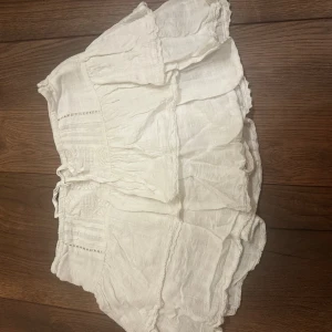 Kjol med spets - Söt Kjol med inbyggda shorts från pull and bear, storlek M, bra skick 