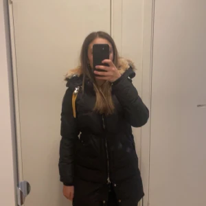 Parajumper jacka  - Hej! Jag väljer att sälja min parajumper jacka eftersom den är liten och för mig , den är nytvättad den är i gott skick.