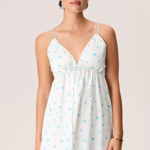 Adoore Nice dress - Säljer min Adoore klänning i modellen Nice dress i nyskick☀️ Den är i storlek 34, har använt den en gång bara men insåg att den var för liten :( finns inte kvar på hemsidan! 