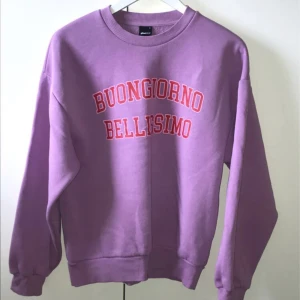 Hoodie med tryck - En lila hoodie med tryck. Den är i bra skick och kommer från ginatricot 💕