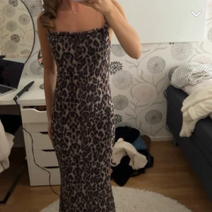 Lång leopardklänning - Helt ny! Endast använd en kväll☺️