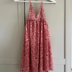 Zara klänning  - Söker!!!! Söker denna klänningen från zara! Söker i xs eller s. Kan betala bra pris💘💘