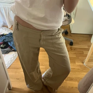 Lågmidjade linnebyxor  - Snygga vintage linnebyxor som är lågmidjade! Har en defekt på ena hällan som man lätt kan sy ihop.  Skriv privat för fler frågor eller bilder! 💕