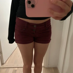 Vinröda jeansshorts  - Skit snygga vinröda jeansshorts!!! Midjemått rakt över: 36 cm