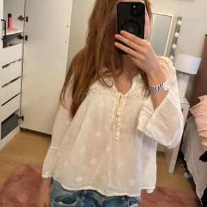 Odd molly blus - Säljer denna Odd molly blus som jag inte använder längre, älskar denna tröja men behöver ett nytt hem där den används mer, skicket är helt inga hål nån stanns. 💘