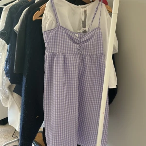 Rutig klänning  - Så fin klänning från hm i storlek 32