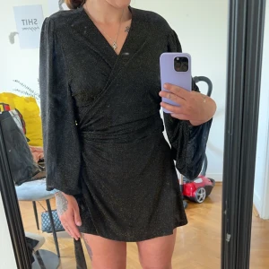 Glittrig klänning - Glittrig omlottklänning, super fin & i super fint skick! 