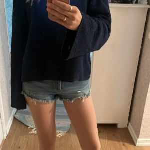 Jeansshorts  - Jättesnygga jeansshorts från hm i storlek 34! 