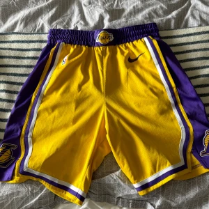 Lakers shorts - Nike NBA Authenicated Los Angeles Lakers shorts i strl 34 (M)