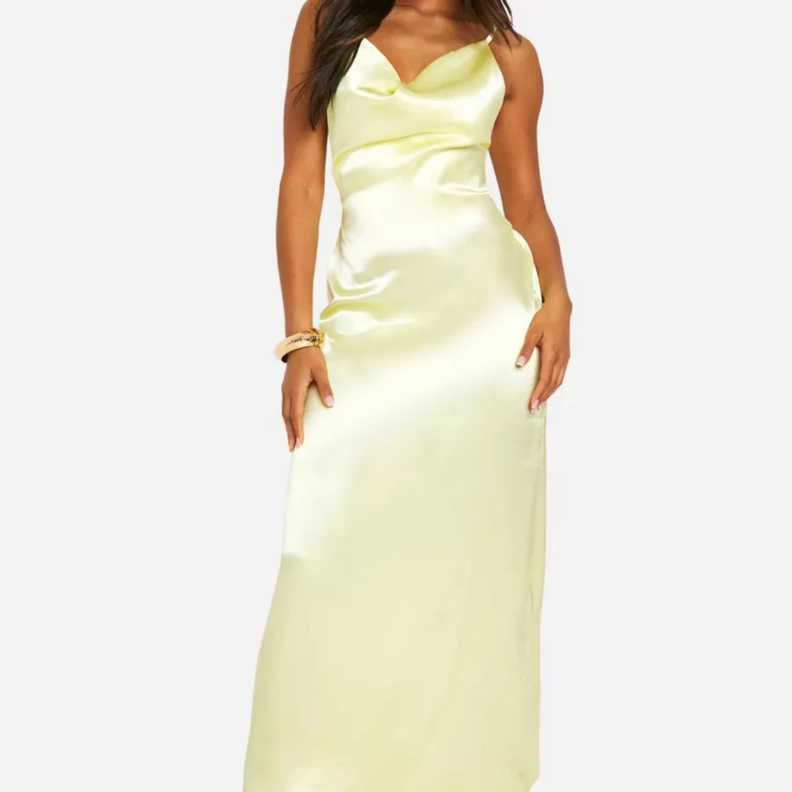 Gul satin klänning