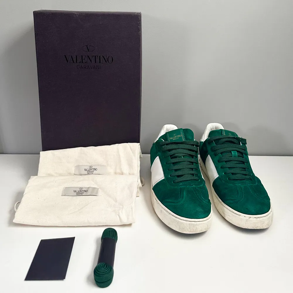 Gröna Valentino Flycrew, ovanlig och unik färg som väldigt få har. Säljer då de är för små för mig (strl 42.5). Skick 7/10, sulor har vissa synliga defekter och 3 nitar saknas (se bild 3). Allt på bilden medföljer vid köp. Nypris 7000+. . Skor.