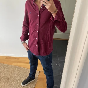 Ralph lauren skjorta mesh - Hej, säljer nu denna mycket fina raffe skjorta i mycket fint skick (8/10)  Storleken är Meduim och sitter tts Modell är ca 180 och är lite förstor :) Vid intresse slå ett pling till mig så löser vi en shysst deal :)