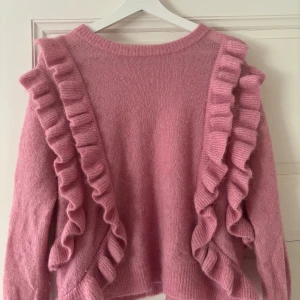 Rosa stickad tröja med volanger  - Rosa stickad tröja med volanger från Carin Wester 🩷  Storlek s 