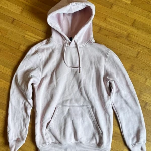 Rosa Hoodie  - Mjuk hoodie från H&M i herrstorlek XS men passar S. Använd en gång 