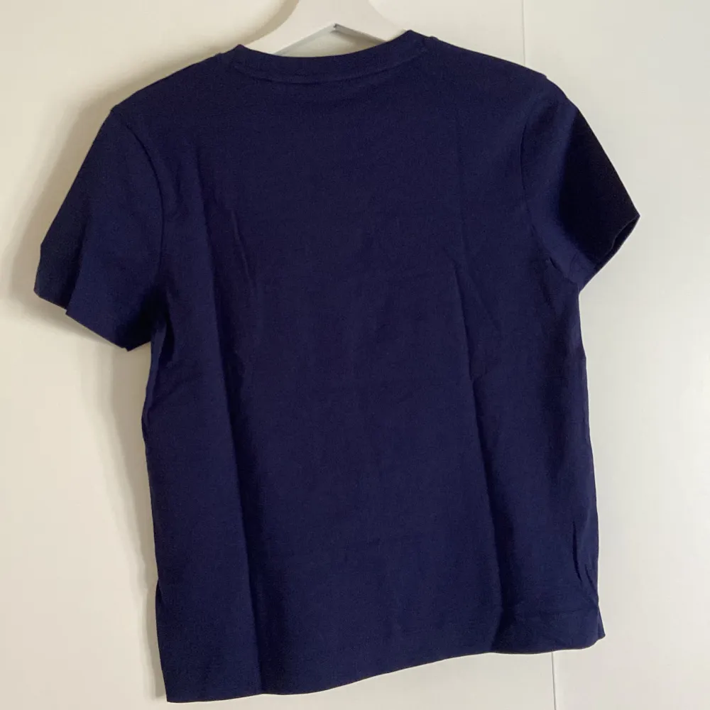 Mörkblå gant tshirt i nyskick.. T-paidat.