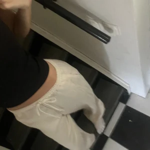 Linnebyxor🤍 - Säljer dessa jätte fina linnebyxor från zara. Färgen är vit/ ljus beage🤍